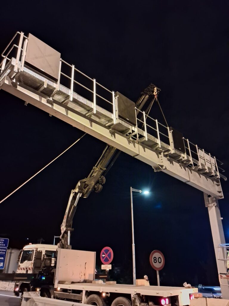 Izado de dintel de banderola con aspa/flechas para el ensamblaje a soporte mediante grúa 80Tn