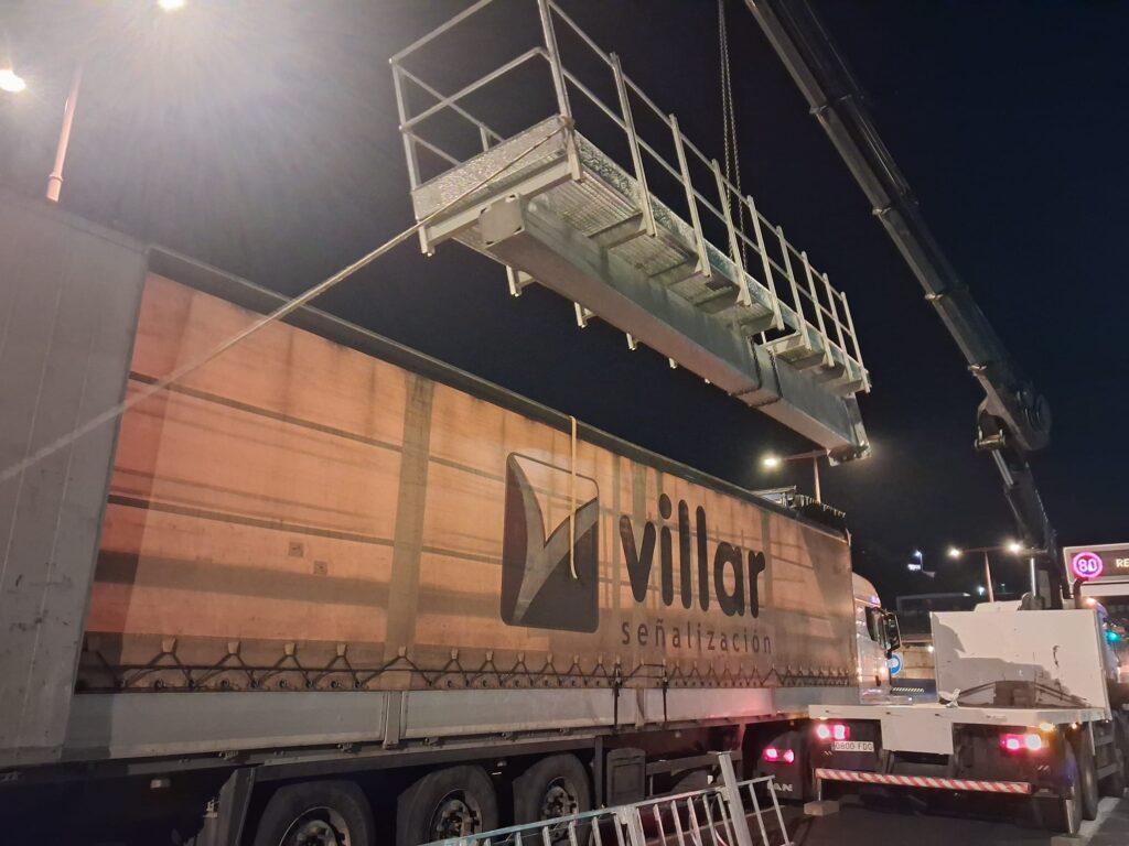 Descarga desde camión de banderola visitable para el soporte de semáforos en túnel de Tiana boca oeste en Barcelona