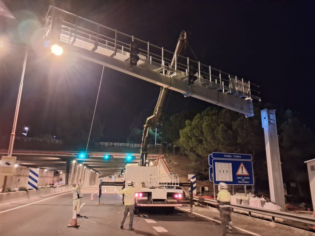 Ensamblaje y levantamiento de banderola con 3 semáforos de regulación del tráfico en boca de túnel