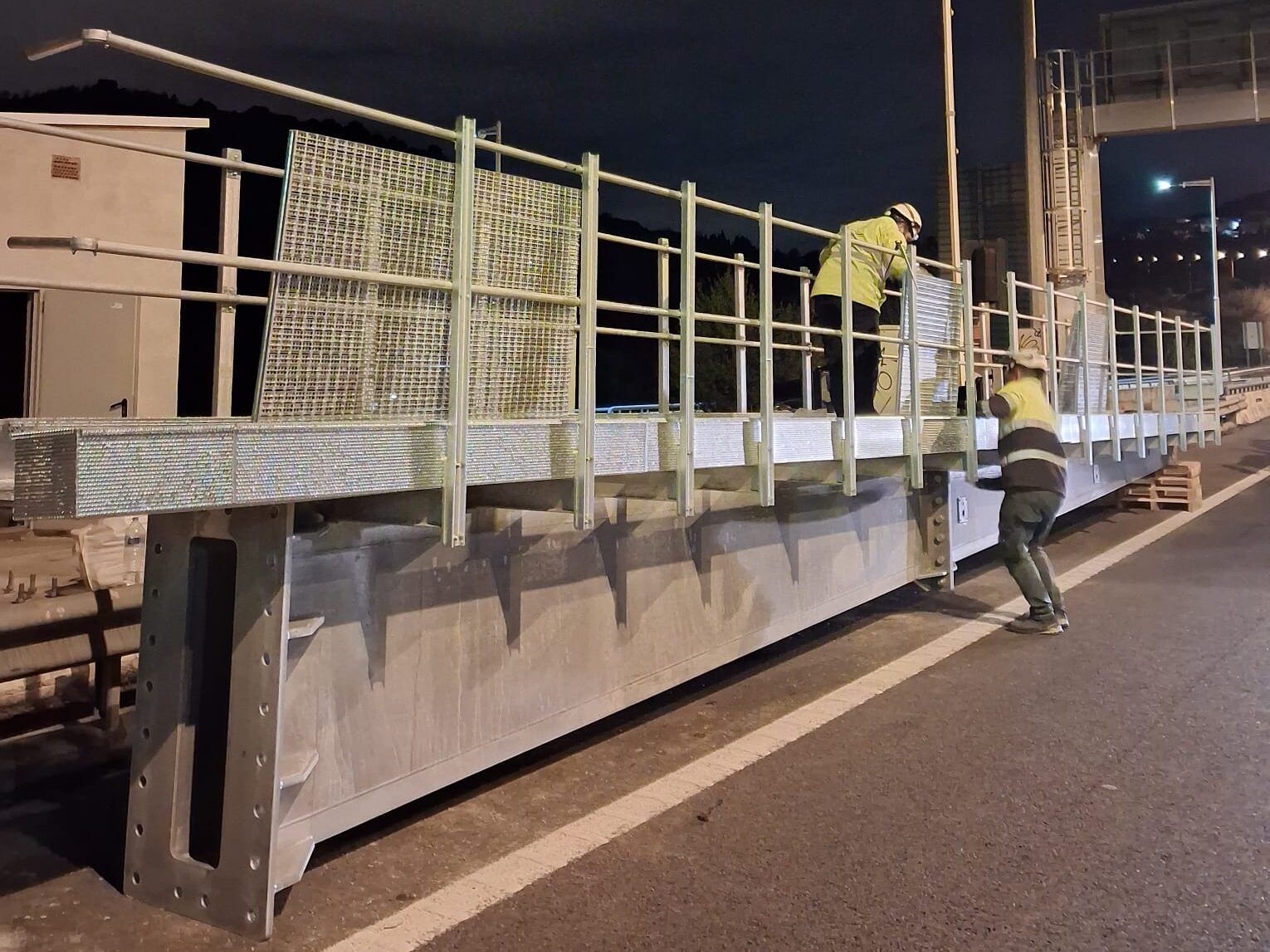 Ensamblaje de dintel de banderola, colocación de suelo trámex, adecuación de barandilla de protección y preparación en general para su izado